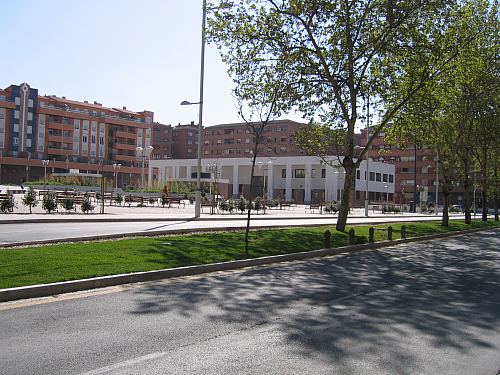 centro cvico beiro: vista general de la plaza y el centro