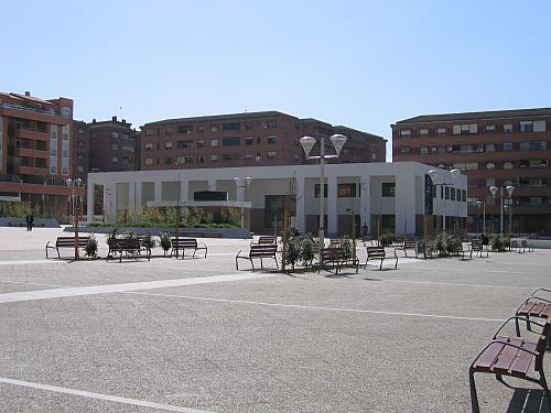 centro cvico beiro: vista general de la plaza y el centro